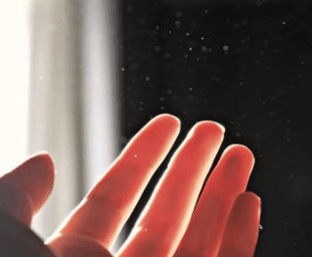 天上的雨水纷纷的说说 **雨水洒在身上，带