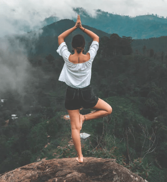 除夕情侣说说配图文字--想扔的东西扔了，想断