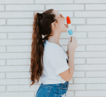 伤感网名女生、微笑ゝ相聚。