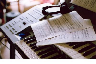 00后青春活力的短句微信签名大全--离开学校，我才发现自_离开学校