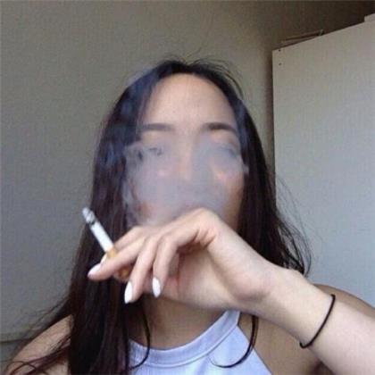 让你开怀大笑的2021搞笑个性签名--捡起那张破烂不堪的虚--来故作坚强。