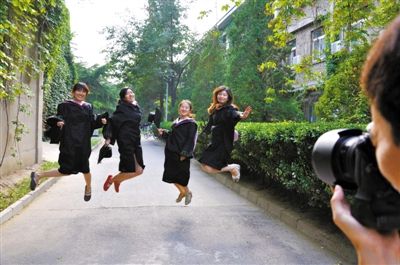 2021幸福甜蜜的qq签名--当烟火往下坠，爱熄灭 当烟火往下坠